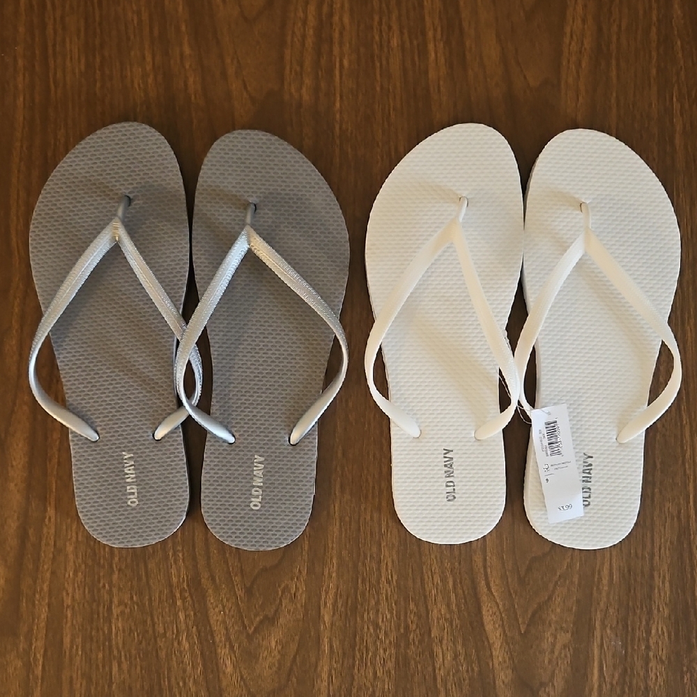 Old Navy Dual Pack Gray and White Flip Flops